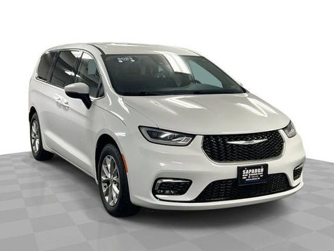 Used 2023 Chrysler Pacifica Touring-L w/ Uconnect Theater Family Group AWD/4WD image 1