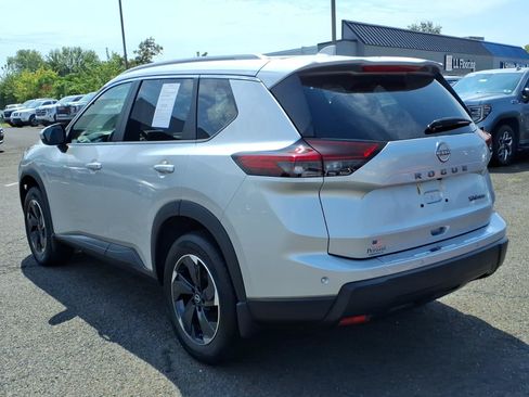 Used 2024 Nissan Rogue SV w/ SV Premium Package AWD/4WD image 6