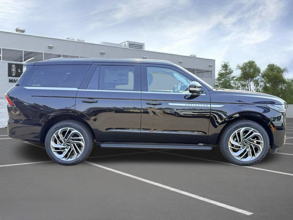 New 2027 Lincoln Navigator Premiere AWD/4WD image 3
