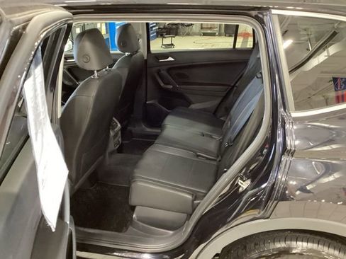 Used 2020 Volkswagen Tiguan SE w/ Panoramic Sunroof Package image 11