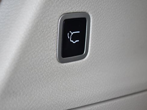 Used 2024 Chrysler Pacifica Touring-L FWD image 9