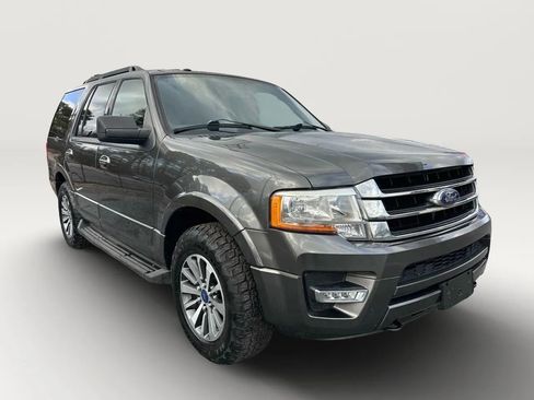 Used 2017 Ford Expedition XLT image 2