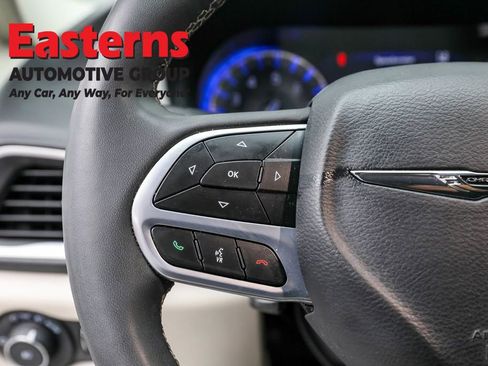 Used 2023 Chrysler Pacifica Touring-L image 15