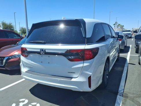 Used 2025 Honda Odyssey Touring image 3