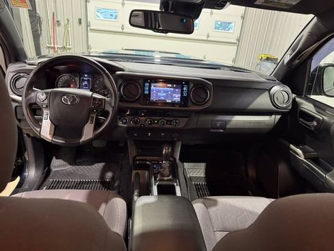Used 2018 Toyota Tacoma TRD Sport AWD/4WD image 18