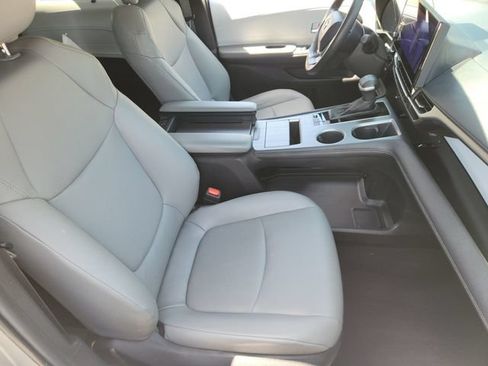 Used 2025 Toyota Sienna XLE FWD image 12