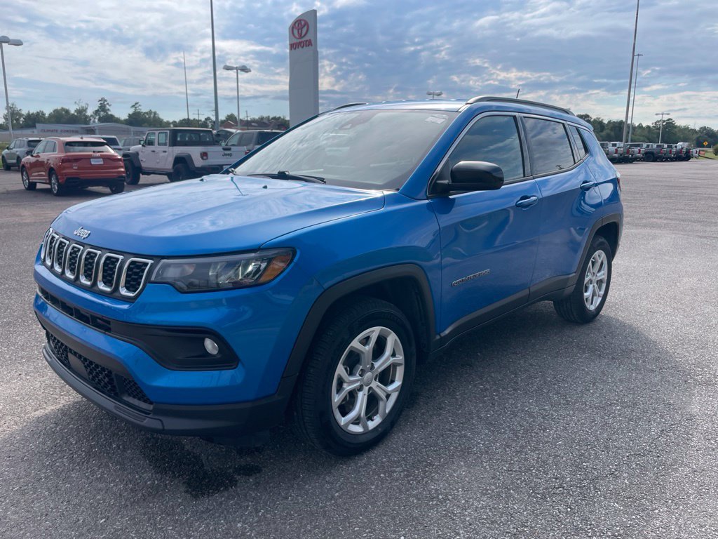 Used 2024 Jeep Compass Latitude AWD/4WD image 3
