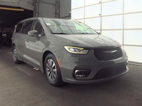 Used 2022 Chrysler Pacifica Touring-L w/ Uconnect Theater Family Group FWD image 6