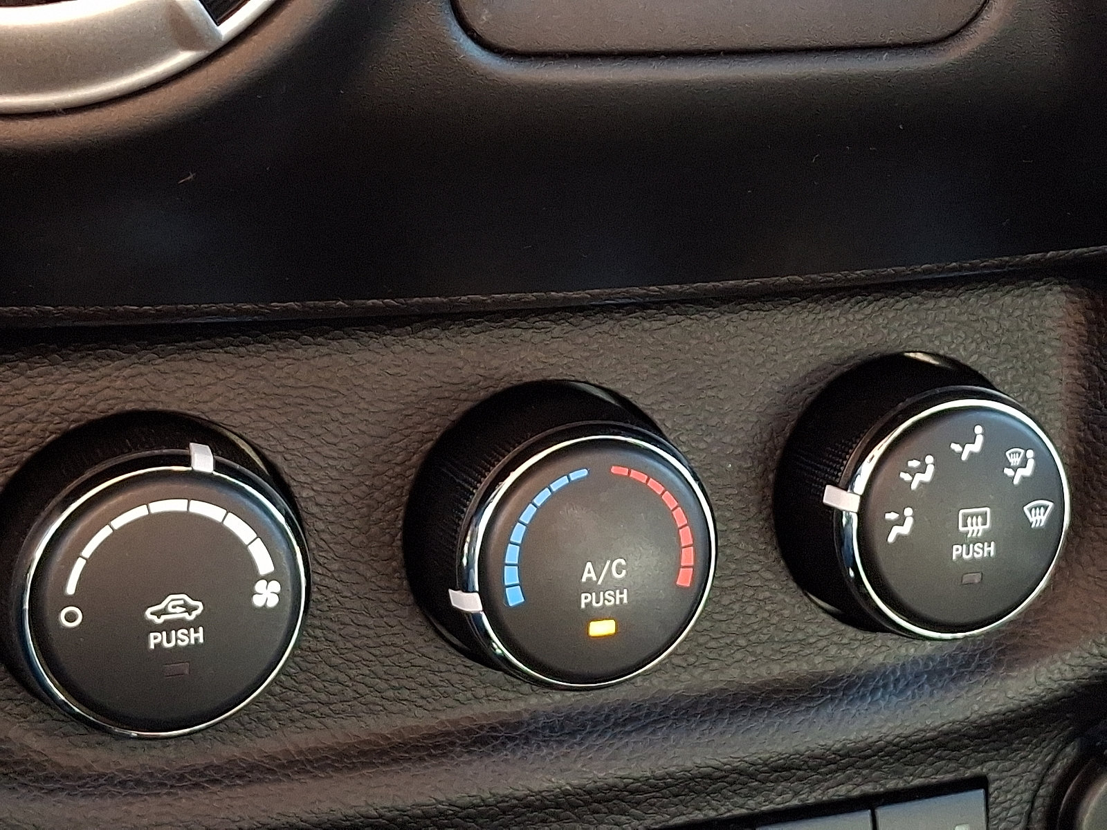 Certified 2017 Jeep Wrangler Unlimited Sahara w/ Connectivity Group AWD/4WD image 15