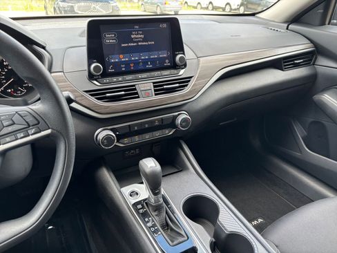 Used 2025 Nissan Altima 2.5 SV FWD image 17