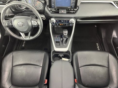 Used 2020 Toyota RAV4 XLE Premium image 9