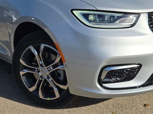 New 2026 Chrysler Pacifica Pinnacle image 3