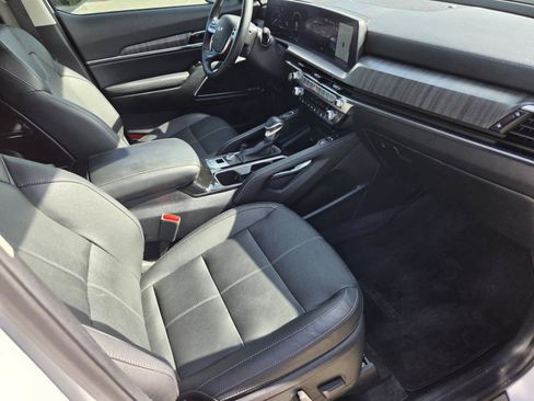 Used 2025 Kia Telluride SX w/ SX Captain's Chair Package FWD image 9