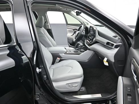 Certified 2025 Toyota Highlander Platinum AWD/4WD image 40