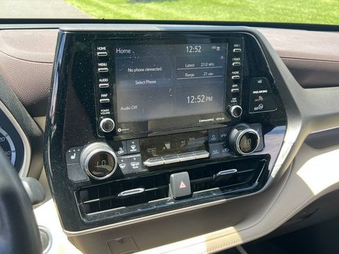 Used 2020 Toyota Highlander XLE AWD/4WD image 29