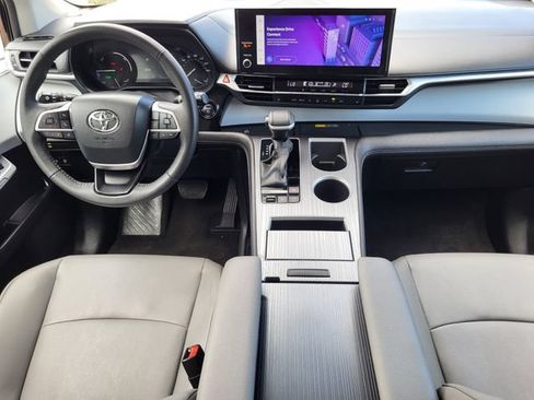 Used 2025 Toyota Sienna XLE AWD/4WD image 26