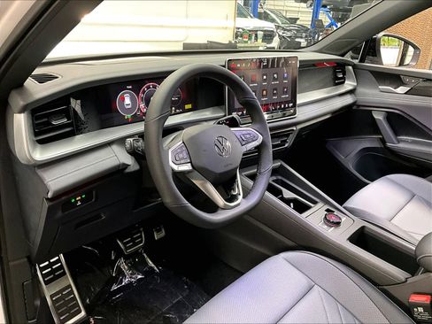 New 2026 Volkswagen Tiguan SE R-Line image 8