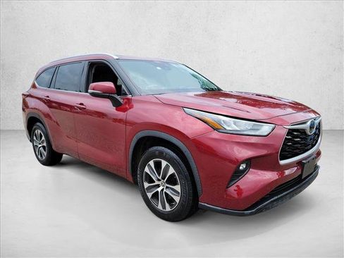 Used 2020 Toyota Highlander XLE FWD image 3