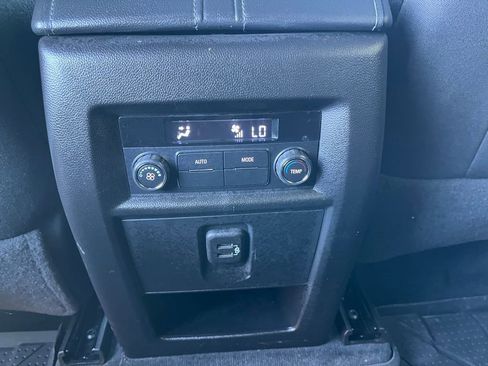 Used 2022 Chevrolet Traverse LT image 27