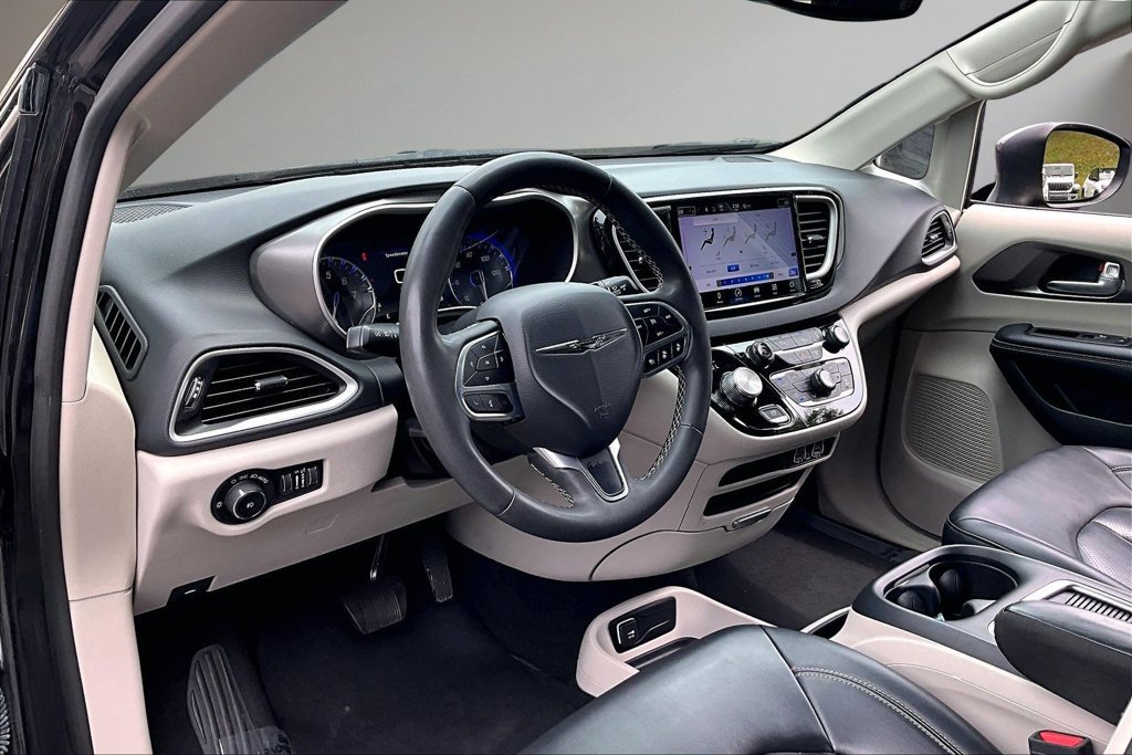 Used 2023 Chrysler Pacifica Touring-L FWD image 17