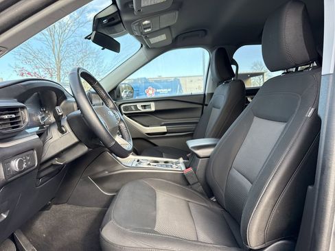 Used 2022 Ford Explorer XLT image 11