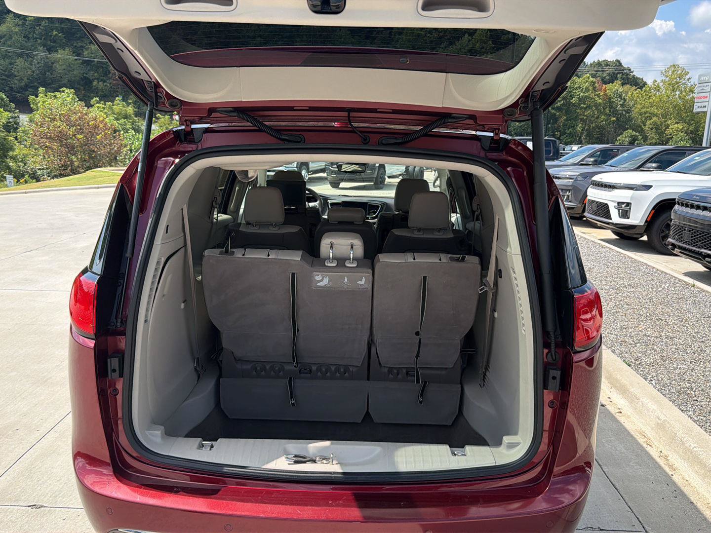 Used 2017 Chrysler Pacifica Touring-L Plus w/ Advanced Safetytec Group FWD image 25