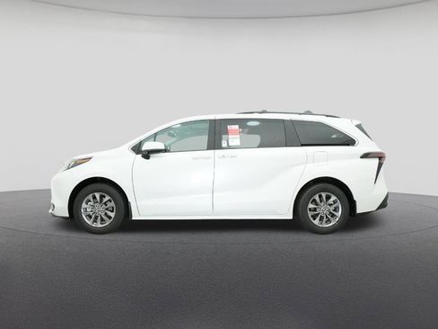 New 2026 Toyota Sienna XLE FWD image 19