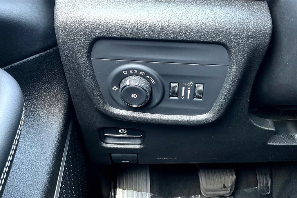 Used 2021 Jeep Grand Cherokee L Limited RWD image 17