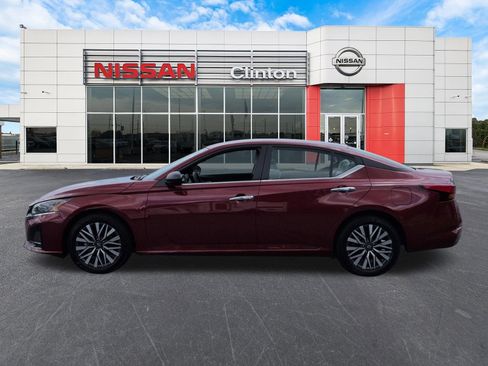 Used 2025 Nissan Altima 2.5 SV FWD image 6