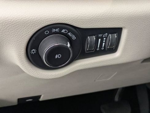 Used 2023 Chrysler Pacifica Touring-L image 12