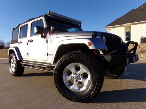 Used 2015 Jeep Wrangler Unlimited Sahara w/ Connectivity Group AWD/4WD image 15