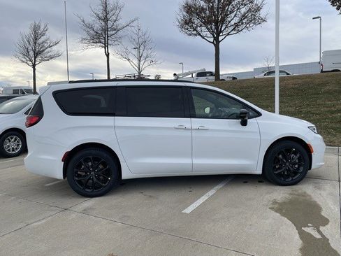 New 2026 Chrysler Pacifica Select image 7