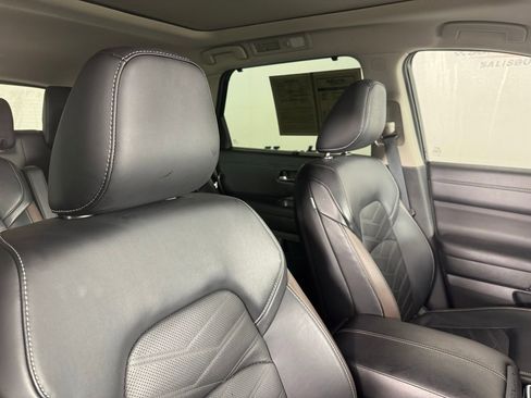 Used 2025 Nissan Pathfinder Platinum image 37