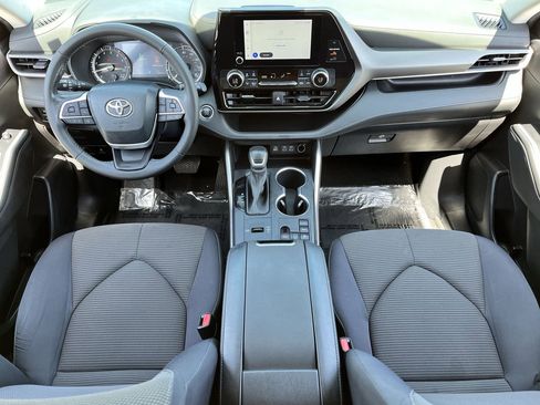 Used 2023 Toyota Highlander LE FWD image 9