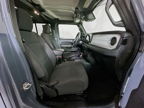 Used 2025 Jeep Wrangler Unlimited Sahara AWD/4WD image 28