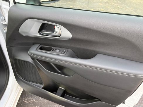 Used 2023 Chrysler Pacifica Touring-L w/ S Appearance Package FWD image 27
