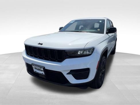 Used 2025 Jeep Grand Cherokee Altitude AWD/4WD image 2