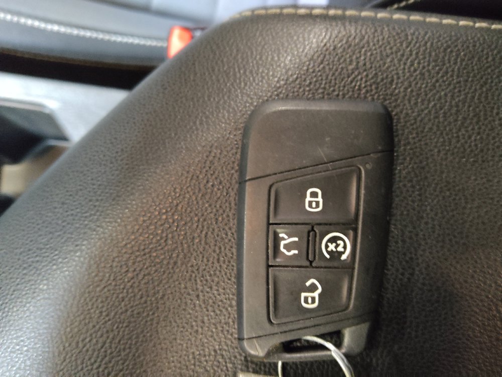 Used 2025 Volkswagen Jetta SE FWD image 32