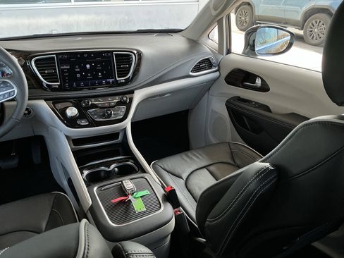Used 2023 Chrysler Pacifica Limited image 16