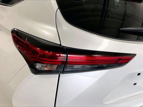 Used 2022 Toyota Highlander LE AWD/4WD image 33