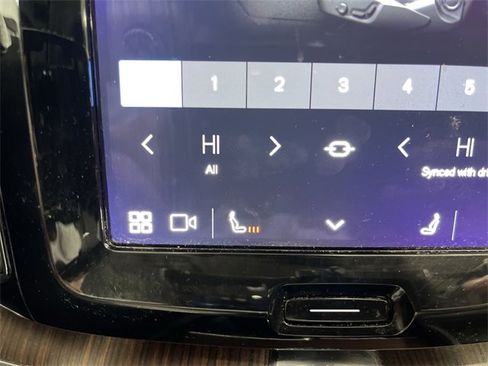 Used 2023 Volvo XC60 B5 Plus image 32