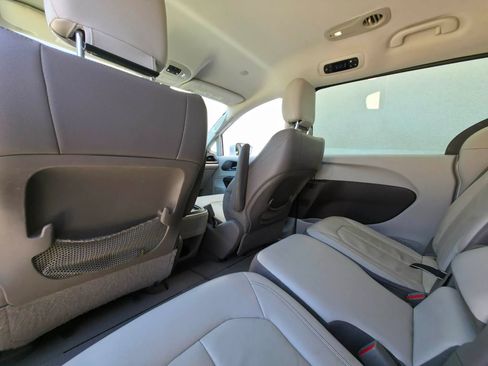 Used 2017 Chrysler Pacifica Touring-L FWD image 12