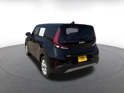 Used 2025 Kia Soul LX w/ LX Technology Package FWD image 11