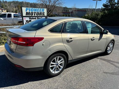 Used 2016 Ford Focus SE FWD image 3