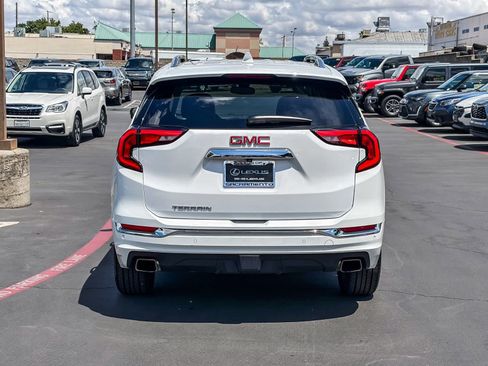 Used 2020 GMC Terrain Denali w/ Denali Premium Package FWD image 3