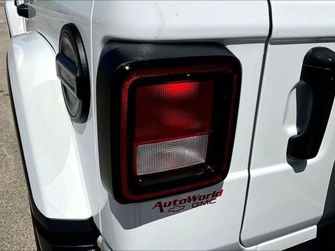 Used 2022 Jeep Wrangler Unlimited Sahara w/ Cold Weather Group image 24