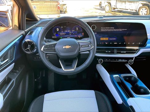 Used 2025 Chevrolet Equinox EV LT image 16