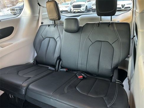 Used 2022 Chrysler Pacifica Touring-L image 24