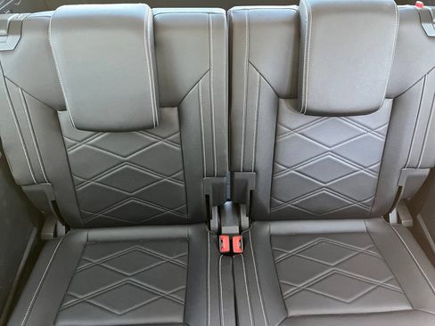 Used 2025 Volkswagen Atlas SE AWD/4WD image 19