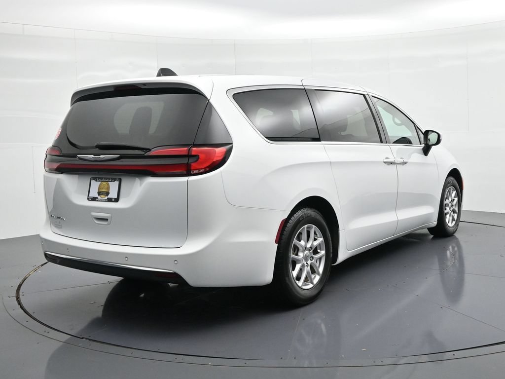 Used 2023 Chrysler Pacifica Touring-L FWD image 6